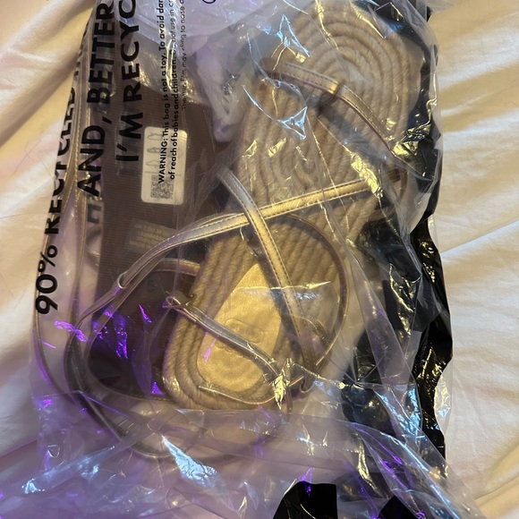 Pair of brand new gold sandals - Picture 2 of 2